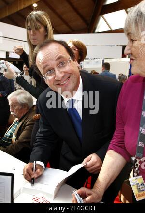 Francois Hollande firma copie del suo libro durante la fiera del libro di Brive-la-Gaillarde, Francia meridionale, l'8 novembre 2009. Foto di Patrick Bernard/ABACAPRESS.COM Foto Stock