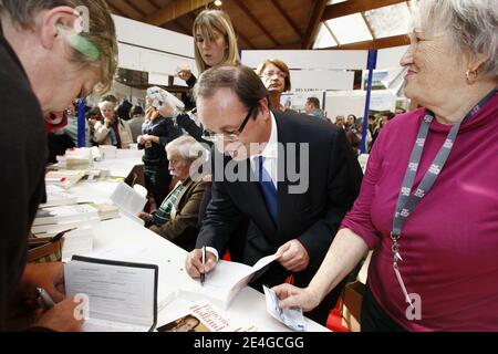 Francois Hollande firma copie del suo libro durante la fiera del libro di Brive-la-Gaillarde, Francia meridionale, l'8 novembre 2009. Foto di Patrick Bernard/ABACAPRESS.COM Foto Stock