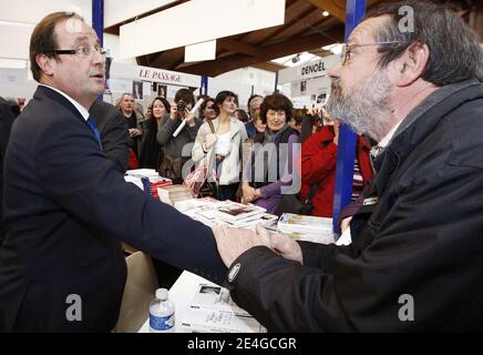 Francois Hollande firma copie del suo libro durante la fiera del libro di Brive-la-Gaillarde, Francia meridionale, l'8 novembre 2009. Foto di Patrick Bernard/ABACAPRESS.COM Foto Stock