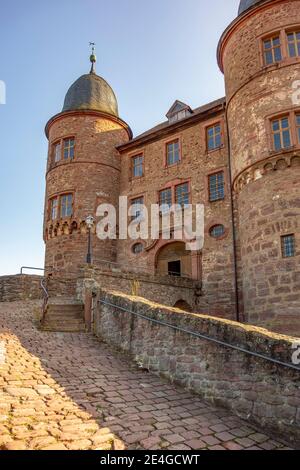 Scenario serale intorno al castello di Wertheim nella Germania meridionale Foto Stock