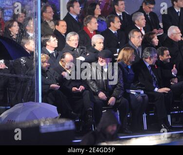 Barbara Genscher, l'ex ministro degli Esteri tedesco Hans-Dietrich Genscher e l'ex leader sovietico Mikhail Gorbachev, Sarah Brown, il primo ministro britannico Gordon Brown e il presidente francese Nicolas Sarkozy presenziano alle celebrazioni di fronte alla porta di Brandenbourg, in occasione del ventesimo anniversario della caduta del muro di Berlino, Germania il 9 novembre 2009. Foto Thierry Orban/ABACAPRESS.COM Foto Stock