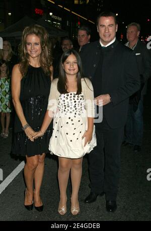 Kelly Preston, Ella Bleu Travolta, John Travolta arrivano alla prima del film Old Dogs che si tiene al Teatro El Capitan di Hollywood, California. 9 novembre 2009. (Nella foto: Kelly Preston, Ella Bleu Travolta, John Travolta). Foto di Baxter/ABACAPRESS.COM Foto Stock