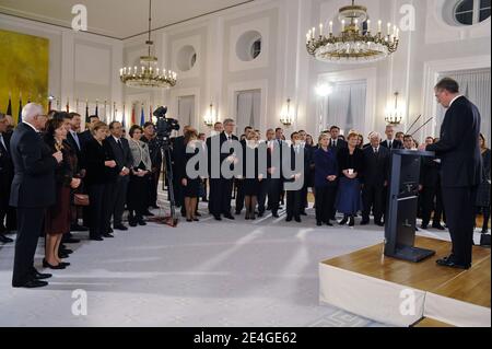 Cancelliera tedesca Angela Merkel, primo ministro portoghese José Socrates, presidente francese Nicolas Sarkozy, segretario di Stato americano Hillary Clinton e presidente finlandese Tarja Halonen primo ministro italiano Silvio Berlusconi, Il presidente russo Dmitry Medvedev e il primo ministro italiano Silvio Berlusconi presenziano alla residenza presidenziale del castello di Bellevue durante la celebrazione del 20° anniversario della caduta del muro di Berlino a Berlino, Germania, il 9 novembre 2009. Foto di Elodie Gregoire/ABACAPRESS.COM Foto Stock