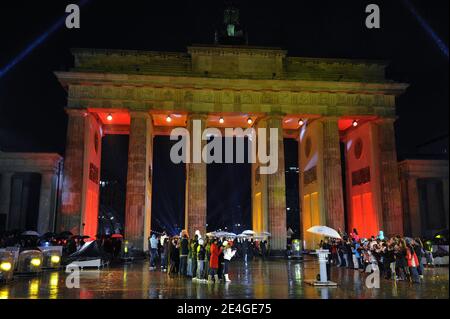 I capi di Stato camminano attraverso la porta di Brandeburgo sotto la pioggia durante la celebrazione del 20° anniversario della caduta del muro di Berlino a Berlino, Germania, il 9 novembre 2009. Foto di Elodie Gregoire/ABACAPRESS.COM Foto Stock