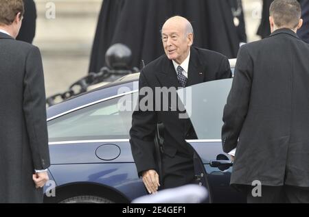 L'ex presidente francese Valery Giscard d'Estaing arriva all'Arco di Trionfo di Parigi, in Francia, il 11 novembre 2009 per una cerimonia del giorno dell'Armistizio, che segna il 91° anniversario della fine della guerra mondiale I. Foto di Christophe Guibbaud/ABACAPRESS.COM Foto Stock