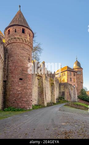 Scenario serale intorno al castello di Wertheim nella Germania meridionale Foto Stock