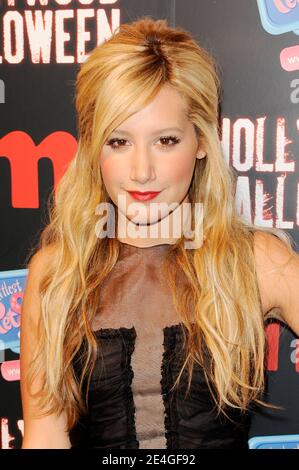 L'attrice e cantante Ashley Tisdale cammina sul tappeto rosso per la prima volta su Hollywood Halloween al Marquee di New York City, NY, USA il 11 novembre 2009. Foto di Mehdi Taamallah/ABACAPRESS.COM (nella foto: Ashley Tisdale) Foto Stock