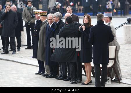 Capo dello Stato maggiore della Difesa, Jean-Louis Georgelin, Ministro minore per gli affari dei veterani, Hubert Falco, Ministro della Difesa, Herve Morin, ex Presidente Valery Giscard d'Estaing, primo Ministro Francois Fillon e prima Signora Carla Bruni-Sarkozy, partecipano all'Arc de Triomphe a Parigi, Francia, il 11 novembre; 2009 durante una cerimonia del giorno dell'Armistizio, che segna il 91° anniversario della fine della prima guerra mondiale. Foto di Ludovic/Pool/ABACAPRESS.COM Foto Stock