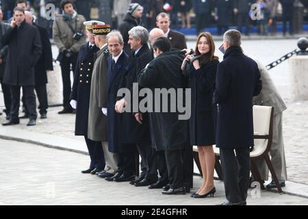 Capo dello Stato maggiore della Difesa, Jean-Louis Georgelin, Ministro minore per gli affari dei veterani, Hubert Falco, Ministro della Difesa, Herve Morin, ex Presidente Valery Giscard d'Estaing, primo Ministro Francois Fillon e prima Signora Carla Bruni-Sarkozy, partecipano all'Arc de Triomphe a Parigi, Francia, il 11 novembre; 2009 durante una cerimonia del giorno dell'Armistizio, che segna il 91° anniversario della fine della prima guerra mondiale. Foto di Ludovic/Pool/ABACAPRESS.COM Foto Stock