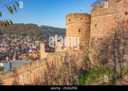 Scenario serale intorno al castello di Wertheim nella Germania meridionale Foto Stock