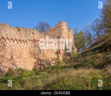 Scenario serale intorno al castello di Wertheim nella Germania meridionale Foto Stock