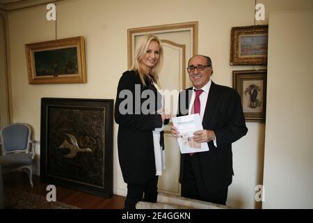 Adriana Karembeu et Armand Israel, s'entertiennent afin de preparer la vente d'oeuvres de Georges Braque au profit de la Croix-Rouge Francaise a Paris, France le 13 Novembre 2009. La vente aux encheres se tiendra le mercredi 25 novembre 2009 a Paris Drouot Montaigne. Foto Jean-Luc Luyssen/ABACAPRESS.COM Foto Stock