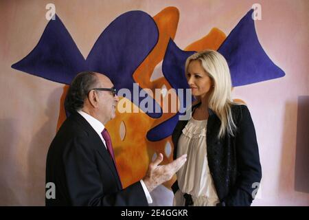 Adriana Karembeu et Armand Israel, s'entertiennent afin de preparer la vente d'oeuvres de Georges Braque au profit de la Croix-Rouge Francaise a Paris, France le 13 Novembre 2009. La vente aux encheres se tiendra le mercredi 25 novembre 2009 a Paris Drouot Montaigne. Foto Jean-Luc Luyssen/ABACAPRESS.COM Foto Stock