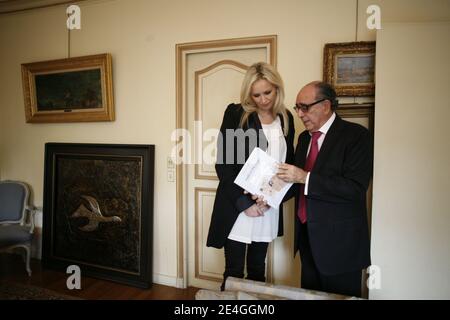 Adriana Karembeu et Armand Israel, s'entertiennent afin de preparer la vente d'oeuvres de Georges Braque au profit de la Croix-Rouge Francaise a Paris, France le 13 Novembre 2009. La vente aux encheres se tiendra le mercredi 25 novembre 2009 a Paris Drouot Montaigne. Foto Jean-Luc Luyssen/ABACAPRESS.COM Foto Stock