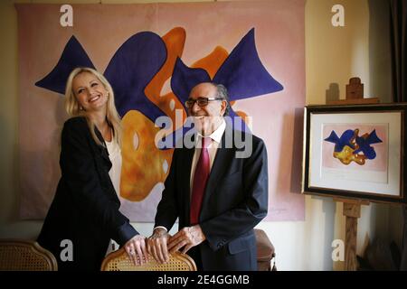 Adriana Karembeu et Armand Israel, s'entertiennent afin de preparer la vente d'oeuvres de Georges Braque au profit de la Croix-Rouge Francaise a Paris, France le 13 Novembre 2009. Adriana Karembeu et Armand Israel disputent a droite de l' oeuvre majeure de la vente, la derniere oeuvre de George Braque 'Les oiseaux bleus', un hommage a Picasso. La vente aux encheres se tiendra le mercredi 25 novembre 2009 a Paris Drouot Montaigne. Foto Jean-Luc Luyssen/ABACAPRESS.COM Foto Stock