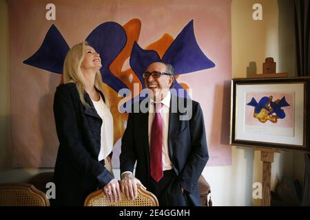 Adriana Karembeu et Armand Israel, s'entertiennent afin de preparer la vente d'oeuvres de Georges Braque au profit de la Croix-Rouge Francaise a Paris, France le 13 Novembre 2009. Adriana Karembeu et Armand Israel disputent a droite de l' oeuvre majeure de la vente, la derniere oeuvre de George Braque 'Les oiseaux bleus', un hommage a Picasso. La vente aux encheres se tiendra le mercredi 25 novembre 2009 a Paris Drouot Montaigne. Foto Jean-Luc Luyssen/ABACAPRESS.COM Foto Stock