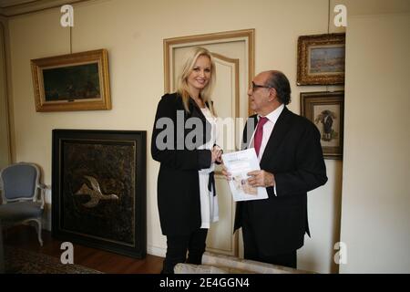 Adriana Karembeu et Armand Israel, s'entertiennent afin de preparer la vente d'oeuvres de Georges Braque au profit de la Croix-Rouge Francaise a Paris, France le 13 Novembre 2009. La vente aux encheres se tiendra le mercredi 25 novembre 2009 a Paris Drouot Montaigne. Foto Jean-Luc Luyssen/ABACAPRESS.COM Foto Stock