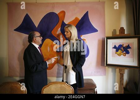 Adriana Karembeu et Armand Israel, s'entertiennent afin de preparer la vente d'oeuvres de Georges Braque au profit de la Croix-Rouge Francaise a Paris, France le 13 Novembre 2009. Adriana Karembeu et Armand Israel disputent a droite de l' oeuvre majeure de la vente, la derniere oeuvre de George Braque 'Les oiseaux bleus', un hommage a Picasso. La vente aux encheres se tiendra le mercredi 25 novembre 2009 a Paris Drouot Montaigne. Foto Jean-Luc Luyssen/ABACAPRESS.COM Foto Stock