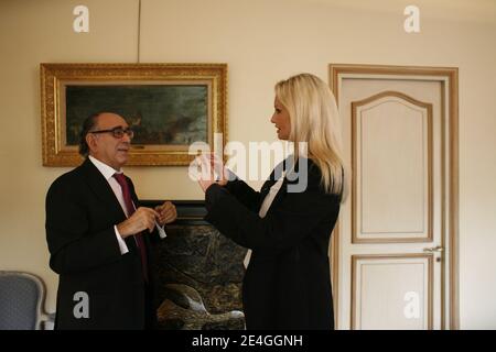 Adriana Karembeu et Armand Israel, s'entertiennent afin de preparer la vente d'oeuvres de Georges Braque au profit de la Croix-Rouge Francaise a Paris, France le 13 Novembre 2009. La vente aux encheres se tiendra le mercredi 25 novembre 2009 a Paris Drouot Montaigne. Foto Jean-Luc Luyssen/ABACAPRESS.COM Foto Stock