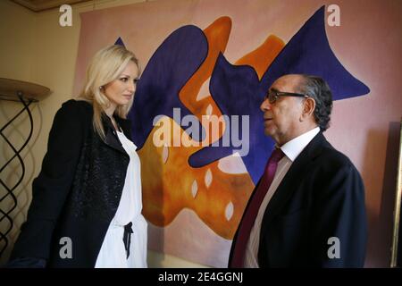 Adriana Karembeu et Armand Israel, s'entertiennent afin de preparer la vente d'oeuvres de Georges Braque au profit de la Croix-Rouge Francaise a Paris, France le 13 Novembre 2009. La vente aux encheres se tiendra le mercredi 25 novembre 2009 a Paris Drouot Montaigne. Foto Jean-Luc Luyssen/ABACAPRESS.COM Foto Stock