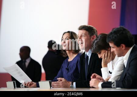 Il socialista francese Segolene Royal affiancato da Vincent Peillon, Najat Vallaud-Belkacem e Manuel Valls visita 'le Grand Journal' trasmesso sul canale Canal Plus a Parigi, in Francia, il 18 novembre 2008. Foto di Stephane Lemouton/ABACAPRESS.COM Foto Stock