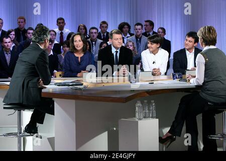 Il socialista francese Segolene Royal affiancato da Vincent Peillon, Najat Vallaud-Belkacem e Manuel Valls visita 'le Grand Journal' trasmesso sul canale Canal Plus a Parigi, in Francia, il 18 novembre 2008. Foto di Stephane Lemouton/ABACAPRESS.COM Foto Stock