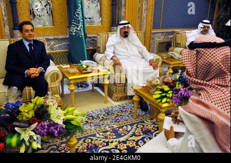 Il presidente francese Nicolas Sarkozy (L) e il re dell'Arabia Saudita Abdullah si incontrano nella residenza di Janadriya, vicino a Riyadh, Arabia Saudita, il 17 novembre 2009. Foto di Philippe Wojazer/piscina/ABACAPRESS.COM Foto Stock