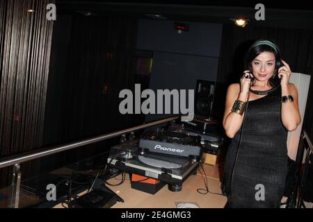 Cantante italiana Cristina Marocco ospite speciale da DJ durante la festa settimanale Girly Star tenutasi al Kube Hotel di Parigi, Francia, il 18 novembre 2009. Foto di Denis Guignebourg/ABACAPRESS.COM Foto Stock