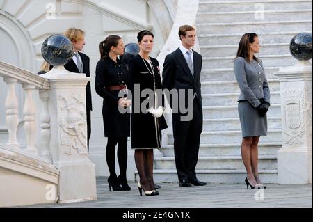 Pierre, Andrea e Charlotte Casiraghi, la principessa Caroline di Hannover, la principessa Alexandra e la principessa Stephanie partecipano ad una parata militare nel palazzo nell'ambito delle celebrazioni della Giornata Nazionale a Monaco il 19 novembre 2009. Foto di Nebinger-Orban/ABACAPRESS.COM Foto Stock