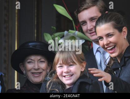 Elizabeth-Ann de Massy, Charlotte, Pierre Casiraghi e la principessa Alexandra di Hannover frequentano, dal balcone del Palazzo, la cerimonia di rilascio standard e la parata militare sulla piazza del palazzo a Monaco, come parte delle cerimonie del giorno della Nazionale a Monaco il 19 novembre 2009. Foto di Nebinger-Orban/ABACAPRESS.COM Foto Stock