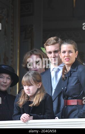 Pierre, Andrea, Charlotte Casiraghi, la Principessa Alexandra di Hannover ed Elizabeth-Ann De Massy partecipano, dal balcone del Palazzo, alla cerimonia di rilascio standard e alla parata militare sulla piazza del palazzo a Monaco, nell'ambito delle cerimonie del giorno della Nazionale a Monaco il 19 novembre 2009. Foto di Nebinger-Orban/ABACAPRESS.COM Foto Stock