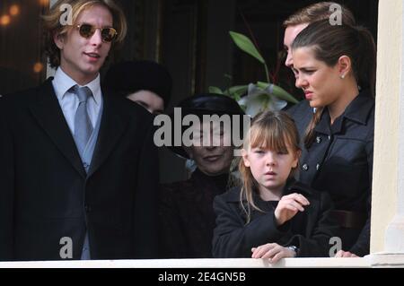 Andrea, Charlotte Casiraghi, Alexandra di Hannover ed Elizabeth-Ann De Massy frequentano, dal balcone del Palazzo, la cerimonia di rilascio standard e la parata militare sulla piazza del palazzo di Monaco, nell'ambito delle cerimonie del giorno della Nazionale a Monaco il 19 novembre 2009. Foto di Nebinger-Orban/ABACAPRESS.COM Foto Stock