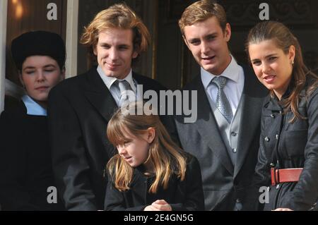 Melanie de Massy, Pierre, Andrea, Charlotte Casiraghi e Alexandra di Hannover frequentano, dal balcone del Palazzo, la cerimonia di rilascio standard e la parata militare sulla piazza del palazzo di Monaco, nell'ambito delle cerimonie del giorno della Nazionale a Monaco il 19 novembre 2009. Foto di Nebinger-Orban/ABACAPRESS.COM Foto Stock