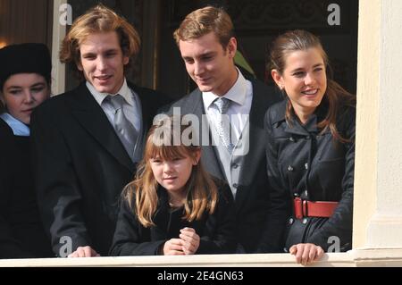 Melanie de Massy, Pierre, Andrea, Charlotte Casiraghi e Alexandra di Hannover frequentano, dal balcone del Palazzo, la cerimonia di rilascio standard e la parata militare sulla piazza del palazzo di Monaco, nell'ambito delle cerimonie del giorno della Nazionale a Monaco il 19 novembre 2009. Foto di Nebinger-Orban/ABACAPRESS.COM Foto Stock