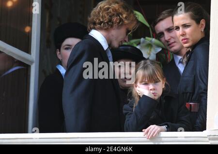 Charlotte, Pierre, Andrea Casiraghi, la principessa Alexandra di Hannover, ed Elizabeth-Ann De Massy frequentano, dal balcone del Palazzo, la cerimonia di rilascio standard e la sfilata militare sulla piazza del palazzo a Monaco come parte delle cerimonie del giorno della Nazionale a Monaco il 19 novembre 2009. Foto di Nebinger-Orban/ABACAPRESS.COM Foto Stock