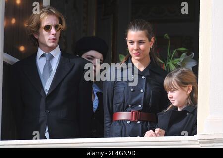 Charlotte, Pierre, Andrea Casiraghi, la Principessa Alexandra di Hannover e Melanie-Antoinette De Massy partecipano, dal balcone del Palazzo, alla cerimonia di rilascio standard e alla sfilata militare sulla piazza del palazzo di Monaco, nell'ambito delle cerimonie del giorno nazionale a Monaco il 19 novembre 2009. Foto di Nebinger-Orban/ABACAPRESS.COM Foto Stock