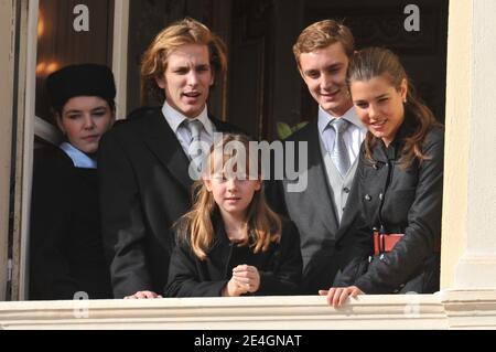 Melanie-Antoinette De Massy, Andrea, Pierre, Charlotte Casiraghi e Alexandra de Hannover partecipano, dal balcone del Palazzo, alla cerimonia di rilascio standard e alla parata militare sulla piazza del palazzo di Monaco, nell'ambito delle cerimonie del giorno della Nazionale a Monaco il 19 novembre 2009. Foto di Nebinger-Orban/ABACAPRESS.COM Foto Stock