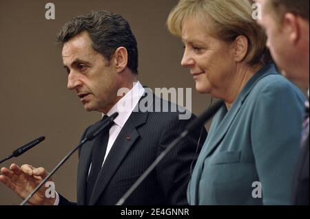 Il presidente francese Nicolas Sarkozy e il cancelliere tedesco Angela Merkel hanno illustrato una conferenza stampa durante il vertice dell'Unione europea presso la sede centrale dell'UE a Bruxelles, Belgio, il 19 novembre 2009. Foto di Elodie Gregoire/ABACAPRESS.COM Foto Stock