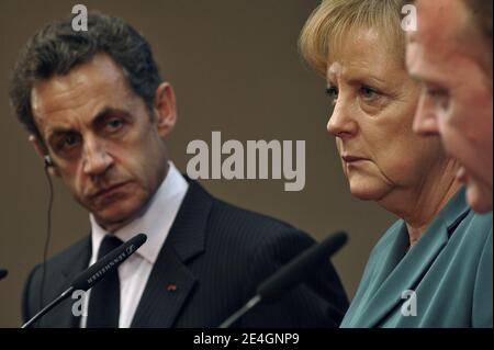 Il presidente francese Nicolas Sarkozy, il cancelliere tedesco Angela Merkel e il primo ministro danese Lars Loekke Rasmussen hanno illustrato una conferenza stampa durante il vertice dell'Unione europea presso la sede centrale dell'UE a Bruxelles, Belgio, il 19 novembre 2009. Foto di Elodie Gregoire/ABACAPRESS.COM Foto Stock