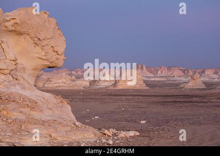 Formazioni di arenaria nel deserto libico, deserto bianco vicino a Farafra, Egitto Foto Stock