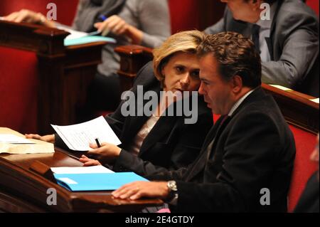 Il Ministro francese dell'Istruzione superiore e della Ricerca Valerie Pecresse ha parlato con il portavoce del Ministro dell'Istruzione nazionale e del Governo Luc Chatel durante una sessione di lavoro all'Assemblea nazionale di Parigi, Francia, il 24 novembre 2009. Foto di Nicolas Gouhier/ABACAPRESS.COM Foto Stock