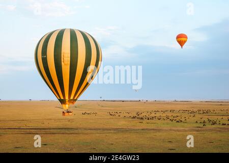 Safari in mongolfiera che sorvola le ampie pianure di Masai Mara Riserva Nazionale in Kenya Foto Stock