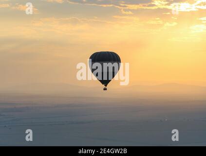 Safari in mongolfiera che sorvola le ampie pianure di Masai Mara National Reserve in Kenya al tramonto Foto Stock