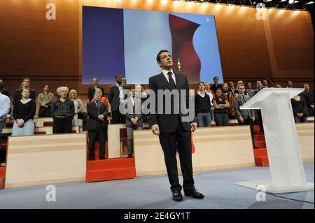 Il presidente francese Nicolas Sarkozy partecipa alla riunione del consiglio nazionale del partito francese UMP (Unione per un movimento popolare) ad Aubervilliers, vicino a Parigi, il 28 novembre 2009. Foto di Elodie Gregoire/ABACAPRESS.COM Foto Stock