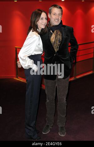 Gli attori Antoine de Caunes ed Elsa Zylberstein si pongono durante la fotocellula 'la Folle Histoire D'Amour De Simon Eskenazy' tenuta presso i Capucini di Gaumont a Parigi, in Francia, il 30 novembre 2009. Foto di Nicolas Genin/ABACAPRESS.COM Foto Stock