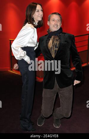 Gli attori Antoine de Caunes ed Elsa Zylberstein si pongono durante la fotocellula 'la Folle Histoire D'Amour De Simon Eskenazy' tenuta presso i Capucini di Gaumont a Parigi, in Francia, il 30 novembre 2009. Foto di Nicolas Genin/ABACAPRESS.COM Foto Stock