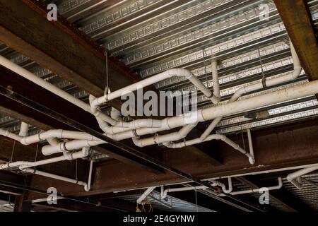 Lo smaltimento delle acque reflue è necessario prima di un'ispezione delle tubazioni grezze superiori sarà condotto su nuova casa di costruzione Foto Stock