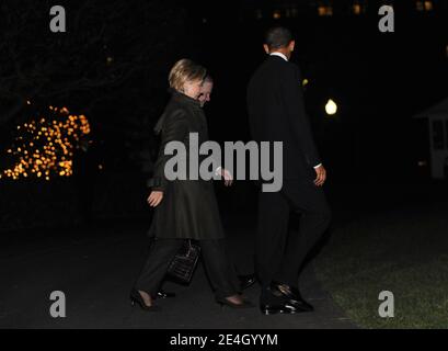 Il presidente DEGLI STATI UNITI Barack Obama (R), il segretario di Stato Hillary Clinton (L) e il segretario alla difesa Robert Gates attraversano il prato meridionale della Casa Bianca a Washington DC, USA, il 1 dicembre 2009. Obama ha viaggiato all'Accademia militare di West Point a New York e ha parlato di un aumento pianificato delle truppe e di una strategia di uscita per la guerra in Afghanistan. Foto di Alexis C. Glenn/ABACAPRESS.COM Foto Stock