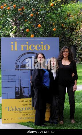 L'attrice francese Josiane Balasko, Garance le Guillermic e il regista Mona Achache partecipano a una fotocellula per presentare il loro ultimo film 'le Herisson' (l'Hedgehog) nel giardino del Palazzo Farnese, ambasciata francese a Roma, Italia il 3 dicembre 2009. Foto di Eric Vandeville/ABACAPRESS.COM Foto Stock