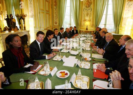 Il presidente francese Nicolas Sarkozy (4° L), il ministro dello Sport e della Gioventù Rama Yade (L), il ministro dell'industria Christian Estrosi (2° L) e il ministro della Salute, della Gioventù, dello Sport e delle Associazioni Roselyne Bachelot (3° L) sono visti prima di un incontro con i sindaci delle città candidate per la prossima Coppa Euro Football 2016, Gerard Collomb (sindaco di Lione), Andre Rossinot (sindaco di Nancy) Alain Juppe (sindaco di Bordeaux) Michel Gaudin (sindaco di Marsiglia), Roland Ries (sindaco di Strasburgo) al Palazzo Elysee di Parigi il 2 dicembre 2009. Foto di Ludovic/piscina/ABACAPRESS.COM Foto Stock